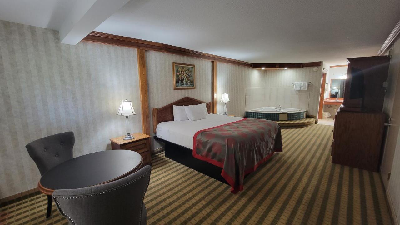 Ramada By Wyndham Saginaw Hotel & Suites Zewnętrze zdjęcie