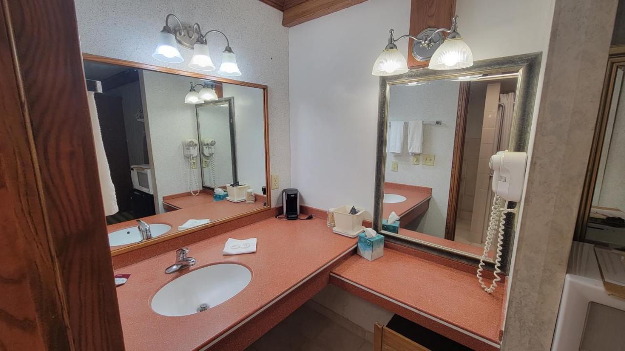 Ramada By Wyndham Saginaw Hotel & Suites Zewnętrze zdjęcie