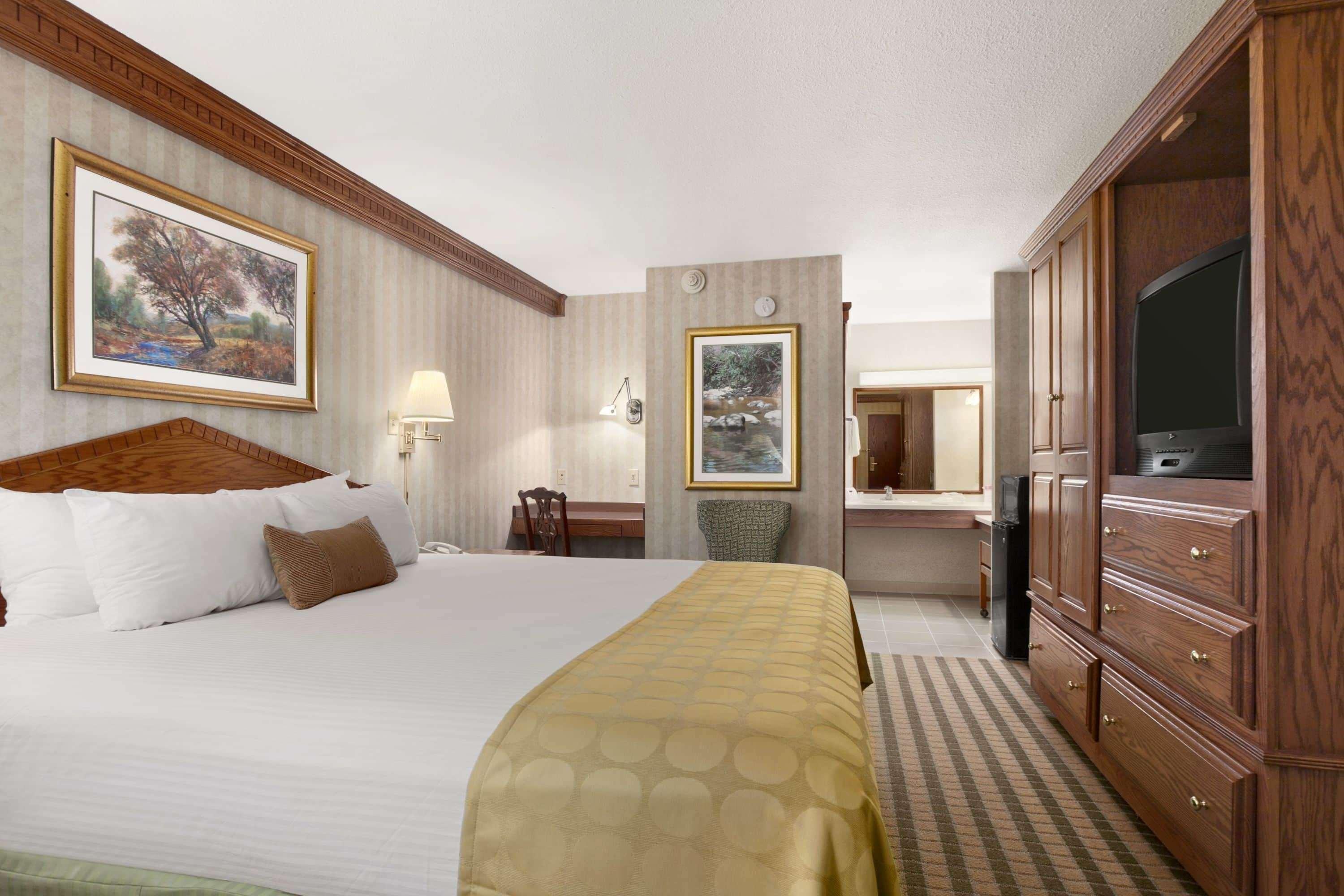 Ramada By Wyndham Saginaw Hotel & Suites Zewnętrze zdjęcie