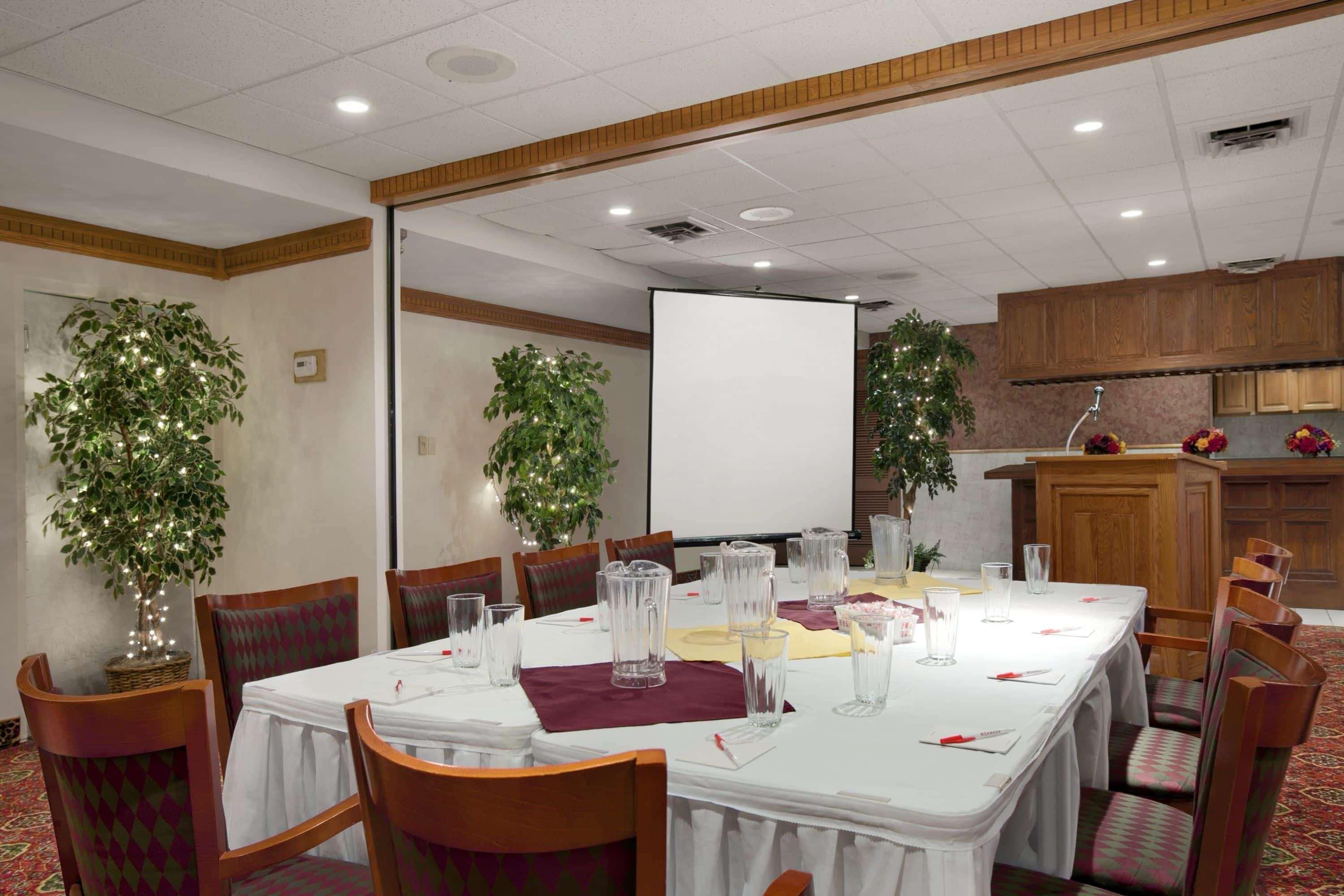 Ramada By Wyndham Saginaw Hotel & Suites Zewnętrze zdjęcie