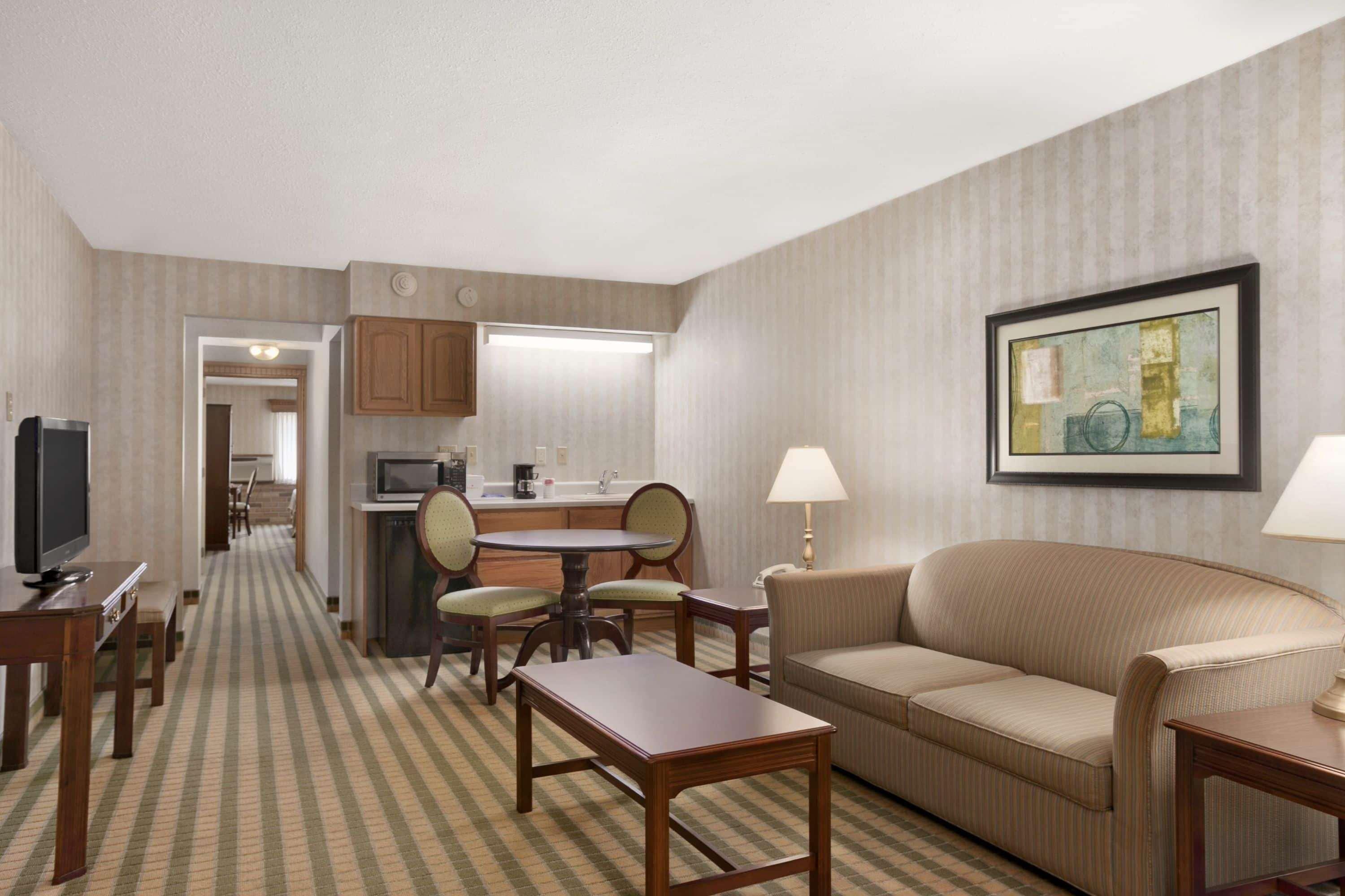 Ramada By Wyndham Saginaw Hotel & Suites Zewnętrze zdjęcie
