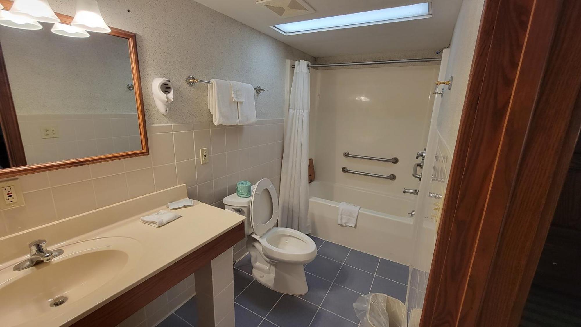 Ramada By Wyndham Saginaw Hotel & Suites Zewnętrze zdjęcie