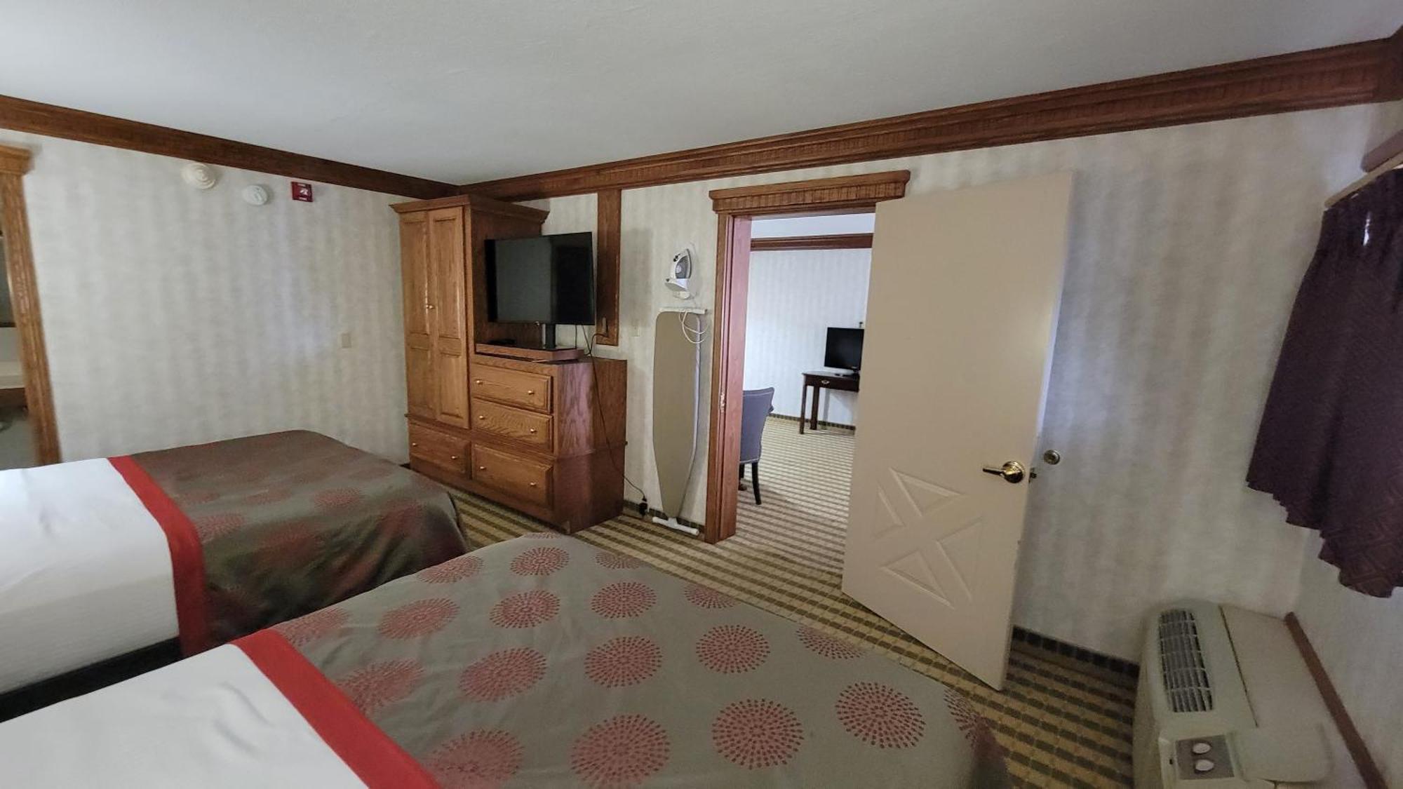 Ramada By Wyndham Saginaw Hotel & Suites Zewnętrze zdjęcie
