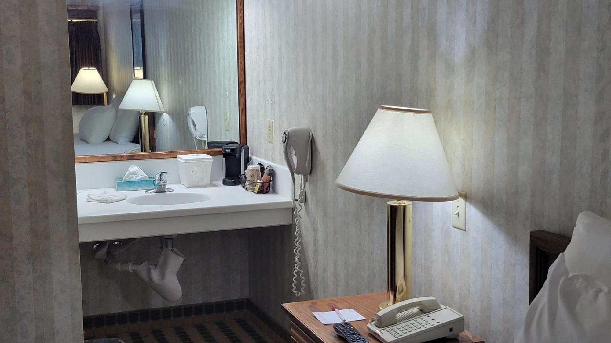 Ramada By Wyndham Saginaw Hotel & Suites Zewnętrze zdjęcie